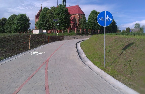 Ratoszyn (gmina Chodel)  budowa ścieżki pieszo-rowerowej na terenie okalającym ogólnodostępne boisko sportowe
